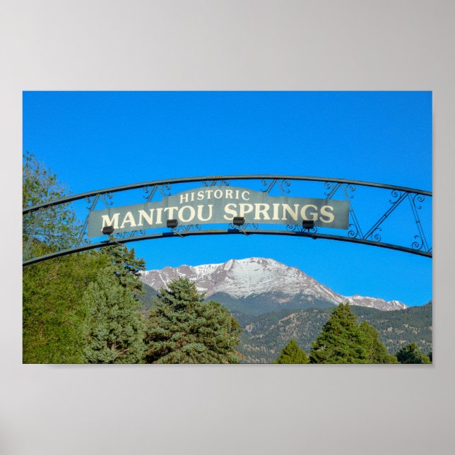 Manitou Springs Sign Framing Pikes Peak, Colorado Poster (Vorne)