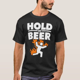 Mann am Feuer hält mein Bier fest T-Shirt