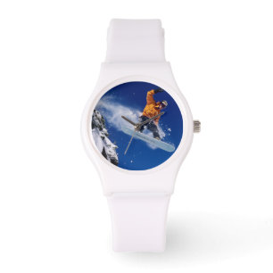 Mann auf einem Snowboard, der von einem Gesims spr Armbanduhr