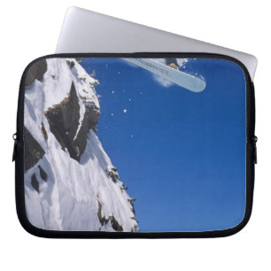 Mann auf einem Snowboard, der von einem Gesims spr Laptopschutzhülle