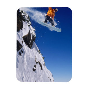Mann auf einem Snowboard, der von einem Gesims spr Magnet