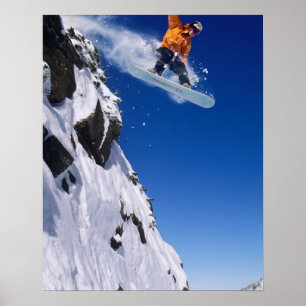 Mann auf einem Snowboard, der von einem Gesims spr Poster