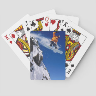 Mann auf einem Snowboard, der von einem Gesimse sp Spielkarten