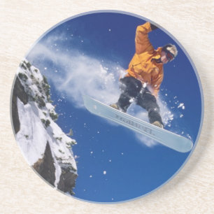 Mann auf einem Snowboard springt von einem Korn Sandstein Untersetzer