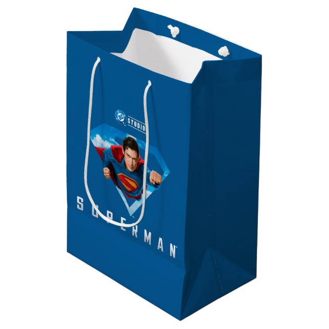 Mann aus Stahl im Flug Mittlere Geschenktüte (Vorderseite Schrägansicht)