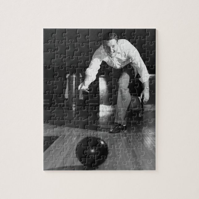 Mann beim Bowling (Vertikal)