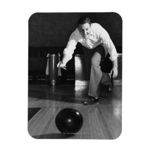Mann beim Bowling Magnet