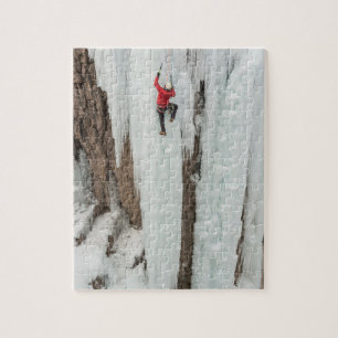 Mann beim Eisklettern, Colorado
