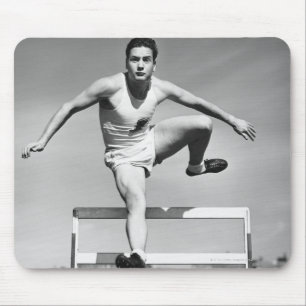 Mann beim Hürdenlauf Mousepad