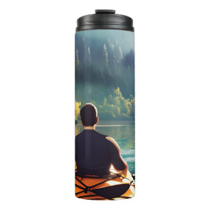 Mann beim Kayakfahren auf einem von Bäumen umgeben Thermosbecher