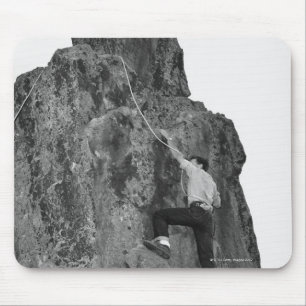 Mann beim Klettersteigen Mousepad