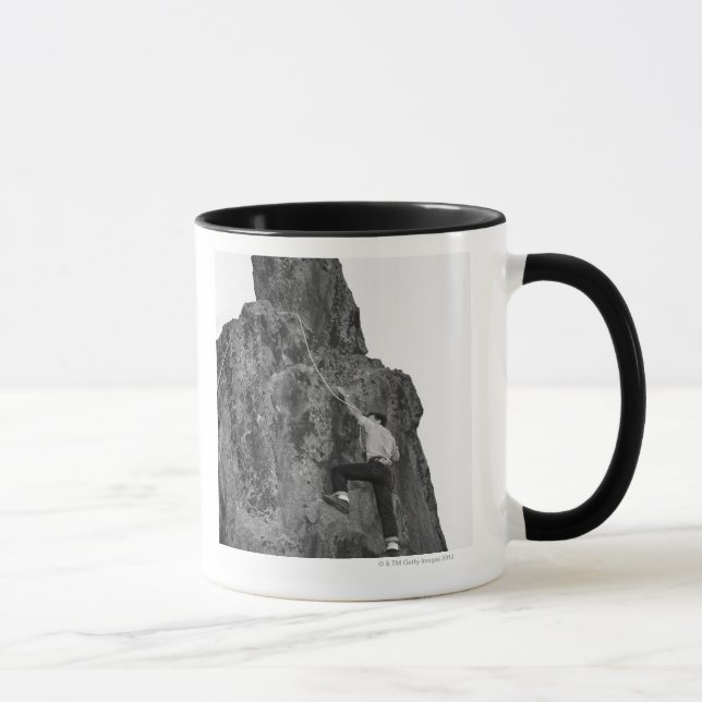Mann beim Klettersteigen Tasse (Rechts)