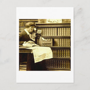 Mann betrachtet Stereobildkarten Vintage Postkarte