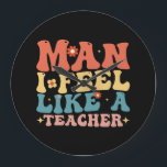 Mann, den ich wie ein Lehrer fühle, zurück zur Sch Große Wanduhr<br><div class="desc">Lehrer, Kindergartenlehrer, Vorschullehrer, zurück zur Schule, 1. Klasse Lehrer, neue Lehrer Geschenke, Lehrerleben, Lehrerteam</div>