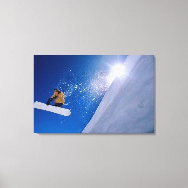 Mann, der auf einem Snowboard durch die Luft flieg Leinwanddruck (Vorderseite)