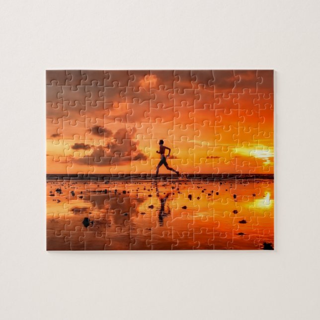 Mann, der auf Strand am Sonnenuntergang läuft (Horizontal)
