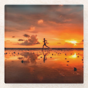 Mann, der auf Strand am Sonnenuntergang läuft Glasuntersetzer