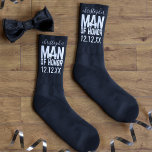 Mann der Ehre Brautparty Black Wedding Socks Socken<br><div class="desc">Welcher Mann der Ehre würde nicht als Dankeschön ein Paar schwarzer Socken Liebe geben? Ich kenne niemanden,  der das nicht tun würde. Fügen Sie seinen Namen und Ihr Hochzeitstag hinzu und machen Sie sich bereit für das Aussehen der Freude auf seinem Gesicht.</div>