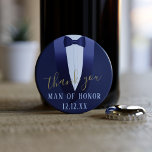 Mann der Ehre Danke Blue Wedding Bottle Opener Flaschenöffner<br><div class="desc">Vielen Dank an deinen Mann der Ehre mit diesem Flaschenöffner für den blauen Tuxedo-Knopf,  der ein perfektes Dankeschön für das Beisein an deiner Seite an deinem Hochzeitstag ist. Geeignet für jedes Mitglied Ihres Brautparty,  das Sie bedanken müssen.</div>