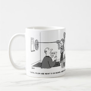 Mann, der ein Spiel der Pfeile spielend betrügt Kaffeetasse