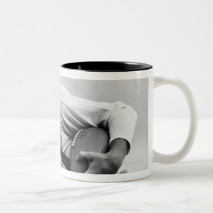 Mann, der Fußball 3 spielt Zweifarbige Tasse