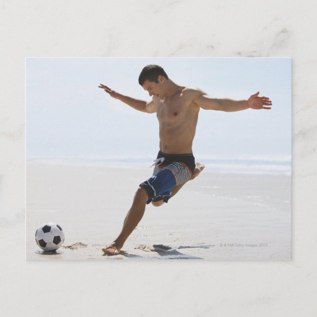 Mann, der Fußball am Strand tritt Postkarte (Vorderseite)