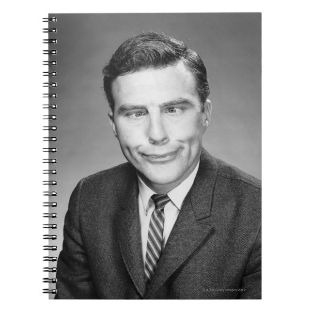 Mann, der Gesicht macht Notizblock (Vorderseite)