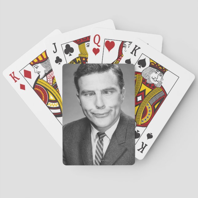 Mann, der Gesicht macht Spielkarten (Rückseite)