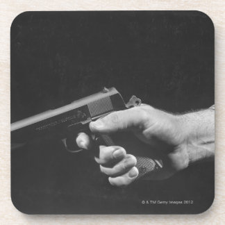 Mann, der Gewehr hält Untersetzer