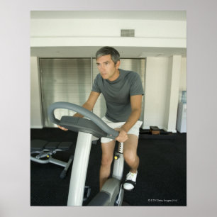 Mann, der in einem Fitnessraum 2 arbeitet Poster