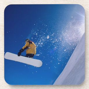 Mann, der mit einem Snowboard durch die Luft flieg Getränkeuntersetzer