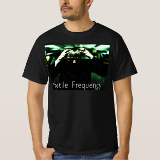 Mann, der mit feindseliger Häufigkeit seine Haare  T-Shirt
