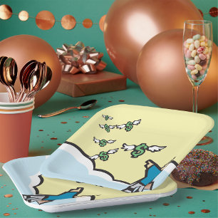 Mann, der mit Flügeln auf Geld zeigt Pappteller