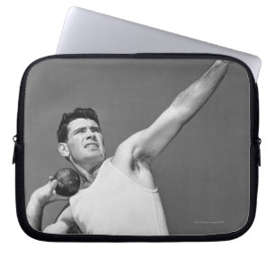 Mann, der Shotput wirft Laptopschutzhülle