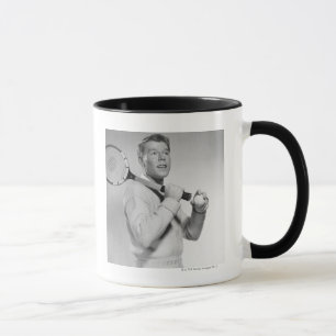 Mann, der Tennis-Schläger hält Tasse