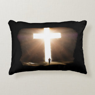 Mann, der zu glühendem Christlichen Kreuz Jesu f Dekokissen