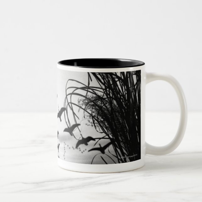 Mann-Enten-Jagd Zweifarbige Tasse (Rechts)