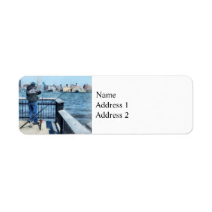 Mann fischt an der Hoboken Pier