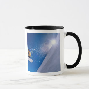 Mann fliegt auf einem Snowboard durch die Luft mit Tasse