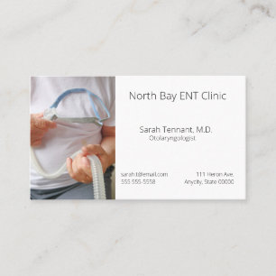 Mann hält Schlafapnoe-Gerät Visitenkarte