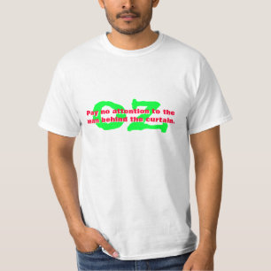 Mann hinter Vorhang. Unze T-Shirt