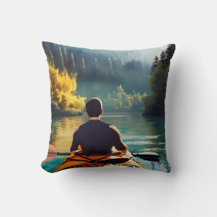 Mann im Kayak auf einem von Bäumen umgebenen See Kissen