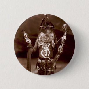 Mann im zeremoniellen Kleid Button