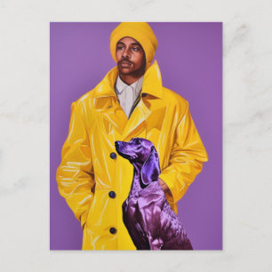 Mann in einem gelben Regenmantel mit einem violett Postkarte