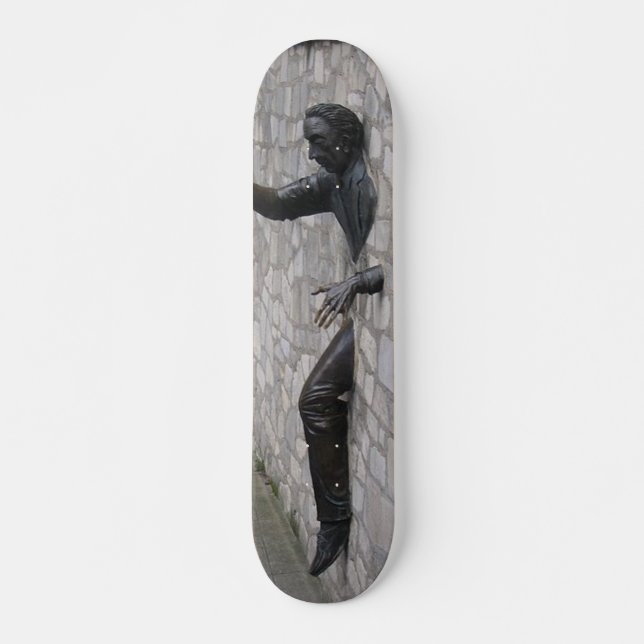Mann in Paris Skateboard (Vorne)