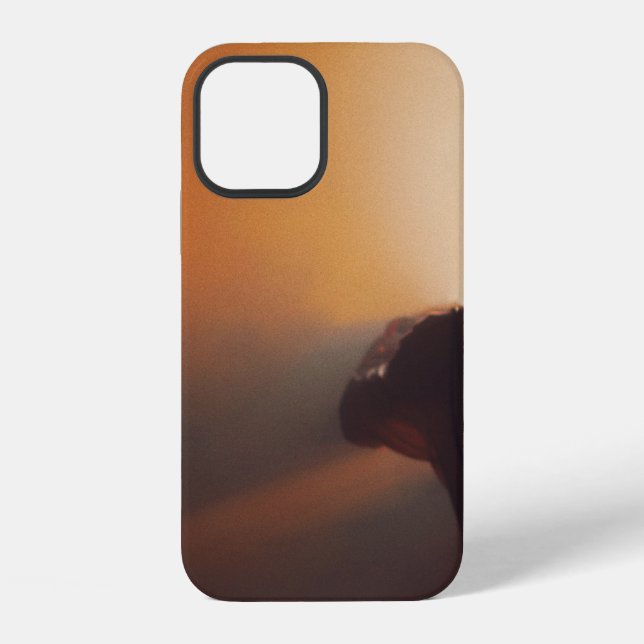 MANN IN SCHWARZER JACKe MIT SCHWARZER KAPPE iPhone 12 Hülle (Rückseite)
