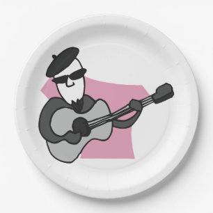Mann mit Barett, der akustische Gitarre spielt Pappteller