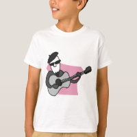 Mann mit Barett spielt akustische Gitarre