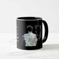 Mann mit dunkler Tasse des Pferdes