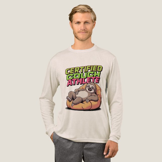 Mann mit einem langlebig geschliffenen Shirt und e (Volle Vorderseite)